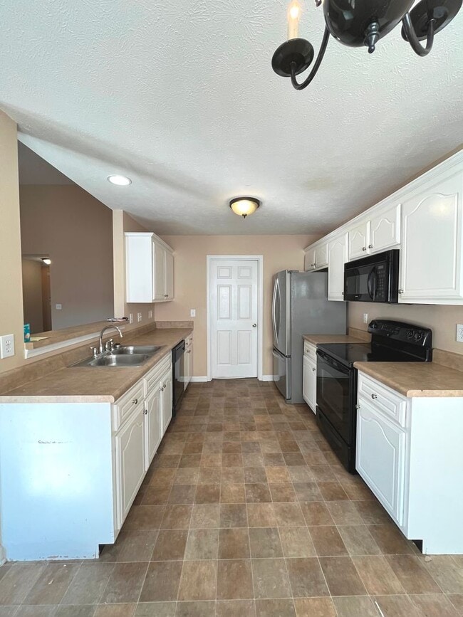 Building Photo - Available Now!  Beautiful ranch style home at Exit 1, pets allowed!