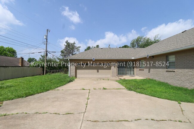 Building Photo - LARGE | 3 Bed | 2 Bath | Midtown Tulsa