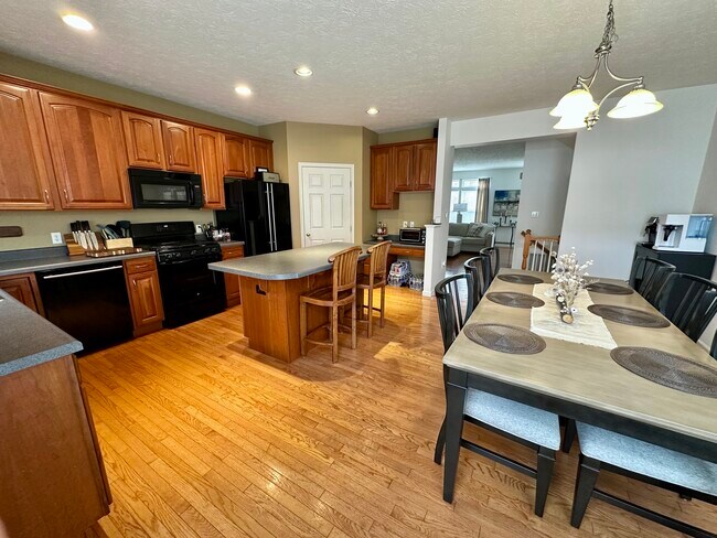 Building Photo - 4019 Village Run Rd