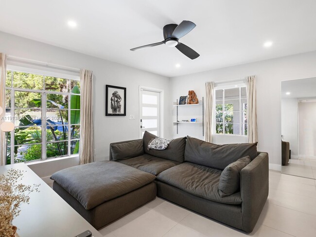 Building Photo - 1009 NW 11th Ct