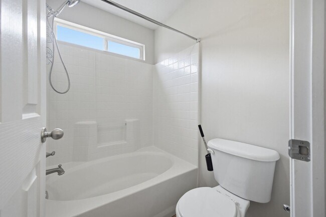 Building Photo - Spacious South Ogden Townhome w/ Garage