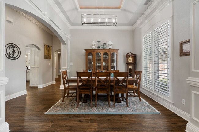 Building Photo - Luxury Living