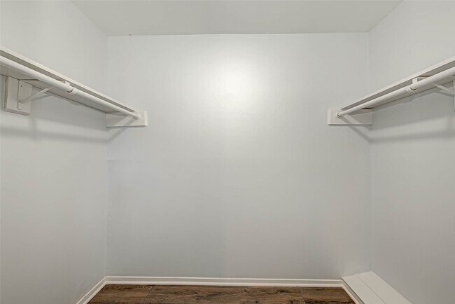 Building Photo - 1110 W Tri Oaks Ln