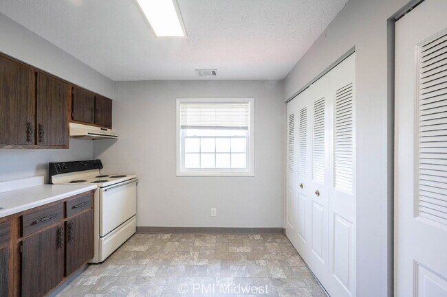Building Photo - "Charming 2-Bedroom Retreat in the Heart of Shelbyville – Perfectly Cozy at 800 Sq Ft!"