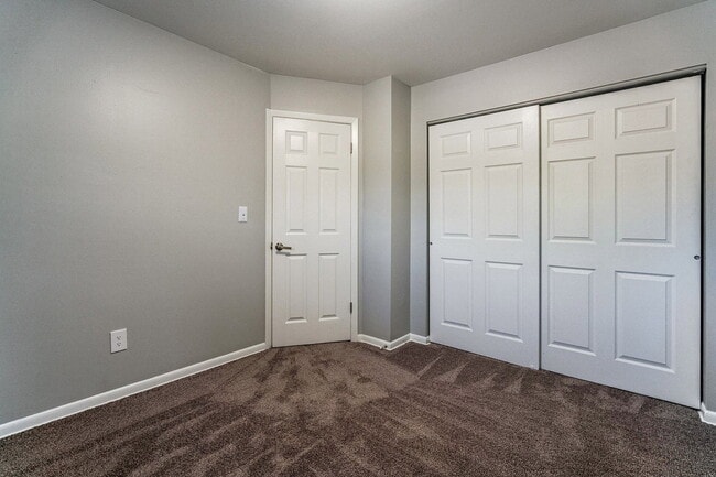 Building Photo - 656 Riverview Dr