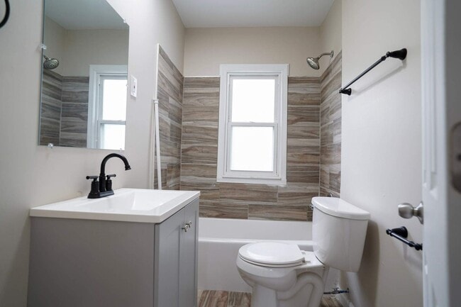 Building Photo - This beautifully updated 3-bedroom, 1-bath...