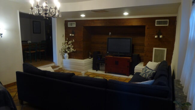 Building Photo - 2047 Ivar Ave