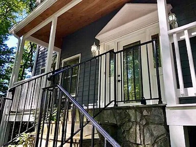 Building Photo - Spacious 3100 sq ft 3 bedroom 2 bath home on over 1.5 acres in Oak Ridge, NC