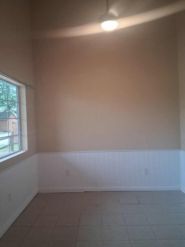 Building Photo - 65400 E 250 Rd