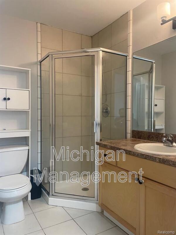 Building Photo - 2721 E Maple Rd