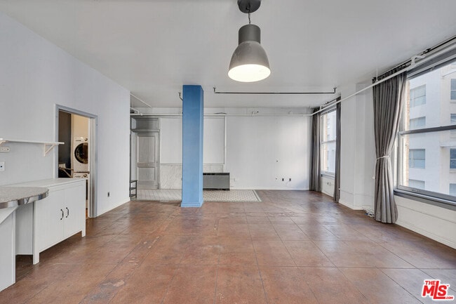 Building Photo - 215 W 7th St