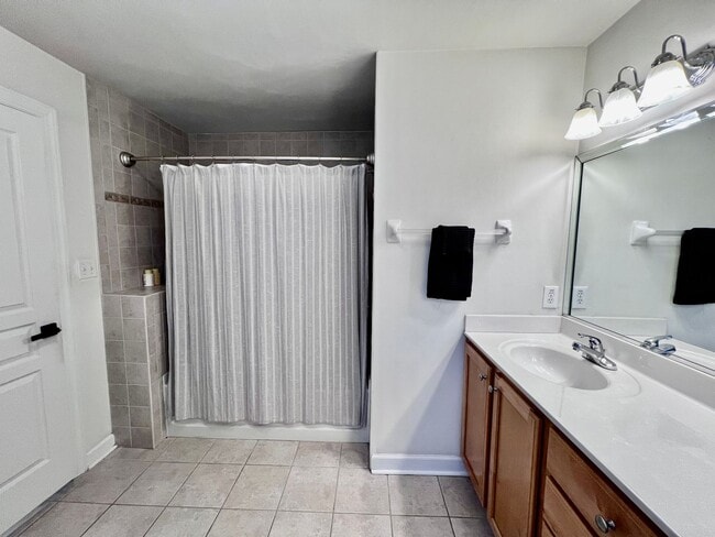 Building Photo - Gorgeous Home in the heart of Bayview Beach