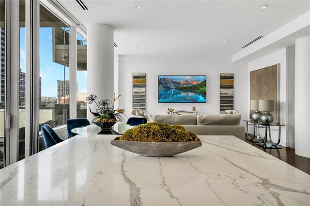 Building Photo - 2408 Victory Park Ln