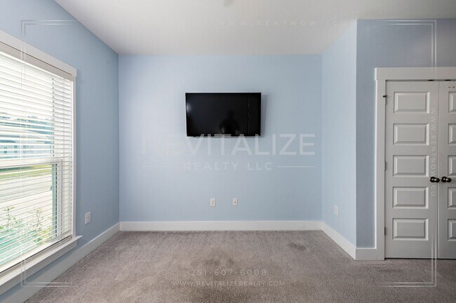 Building Photo - Charming Gold Fortified Home in Live Oak E...