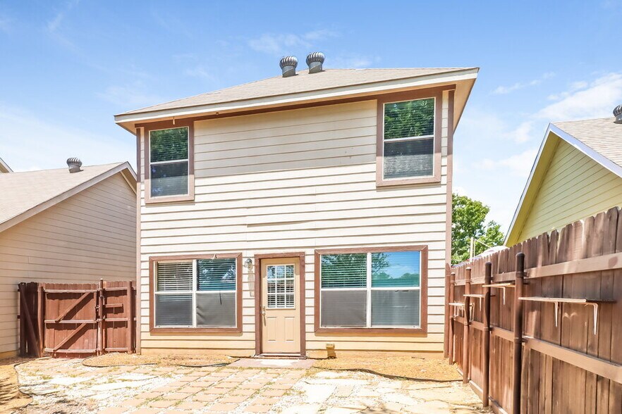 Building Photo - 1456 Pine Ln