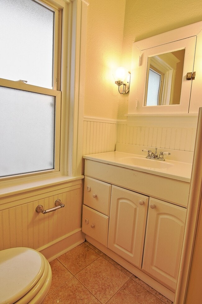 Building Photo - Beautifully Renovated 3BD/1BA Twin!