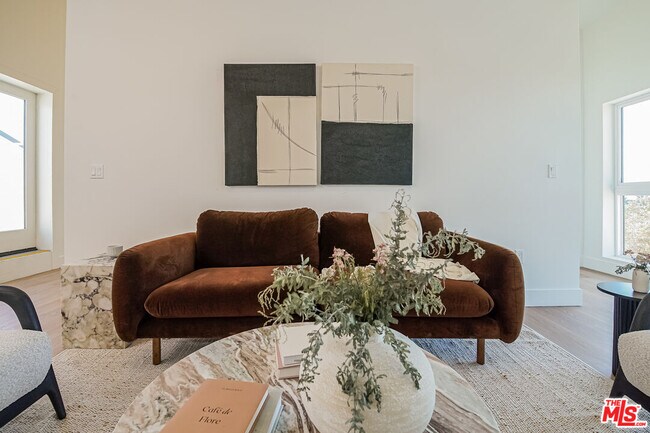 Building Photo - 611 N Virgil Ave