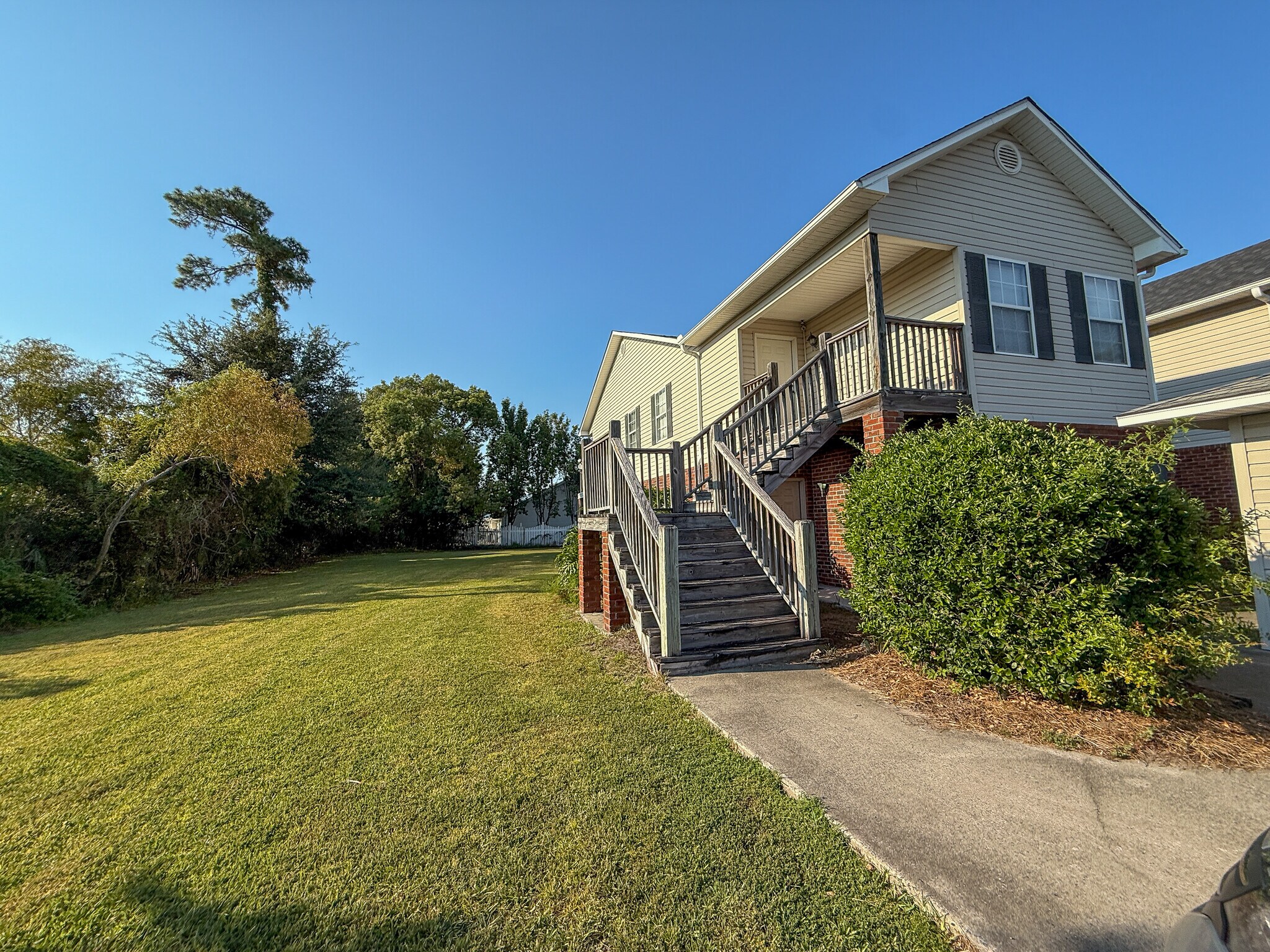 Building Photo - 210 Lantana Ct