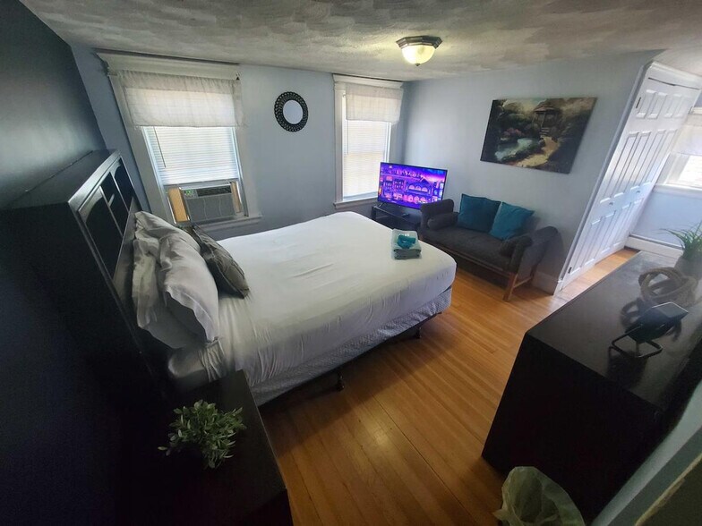 Building Photo - 55 Mapleton St