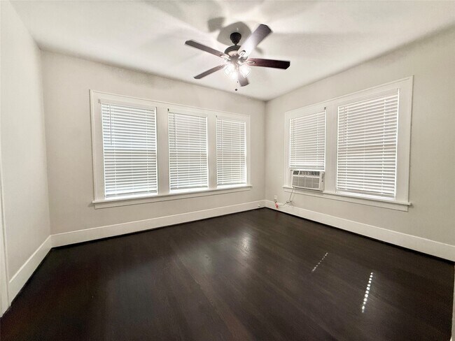 Building Photo - 1126 Berthea St