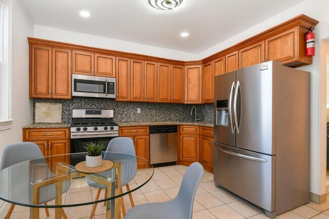 Building Photo - 1402 8th St