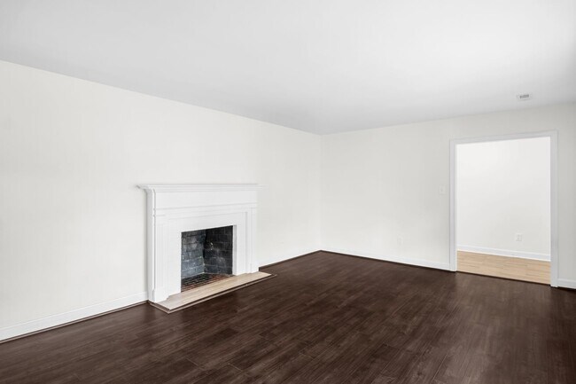 Building Photo - Beautiful 3 bedroom 2 1/2 bathroom Home with a Fenced-in Backyard in Winston!