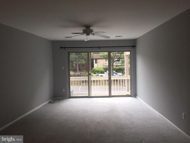 Building Photo - 5811 Royal Ridge Dr