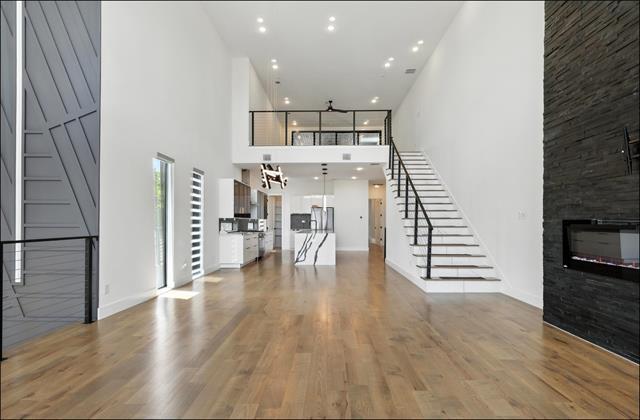 Building Photo - 3523 N Versailles Ave