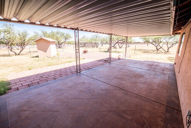 Building Photo - Large Home in Quiet Area, 3 Bedroom, 2 Bat...