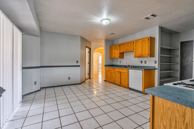 Building Photo - Adorable 4 bedroom, 2 bath in East El Paso!