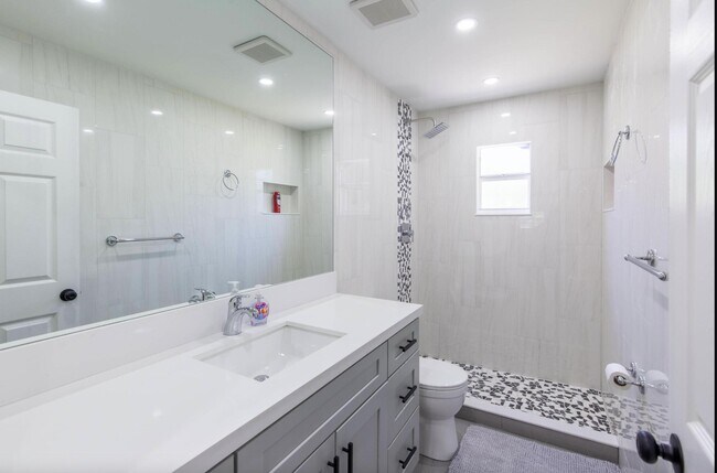 Building Photo - 16932 Aintree Dr W