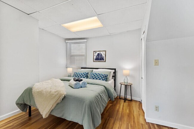 Building Photo - 2020 E 6th St