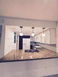 Building Photo - 100 Lakeview Dr