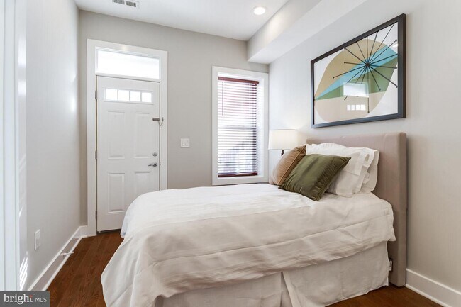 Building Photo - 30 Hanover Pl NW