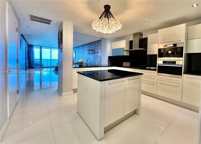 Building Photo - 17121 Collins Ave