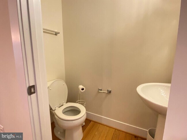 Building Photo - 924 King Farm Blvd