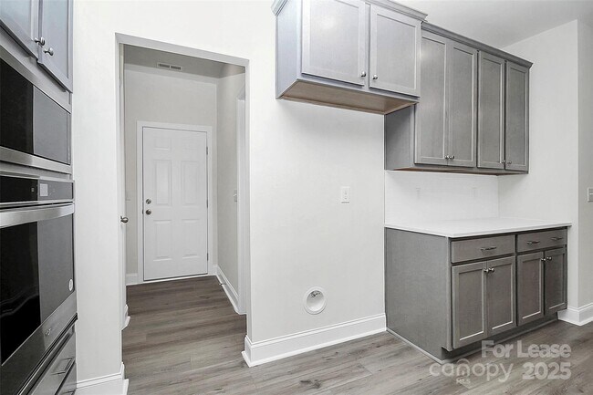 Building Photo - 6029 Mariemont Cir