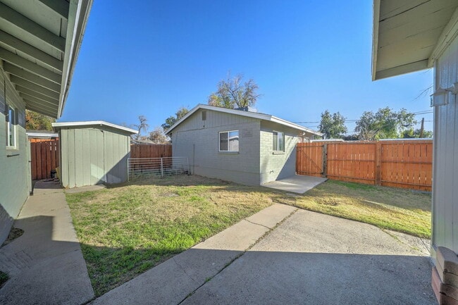 Building Photo - 2133 W Morten Ave