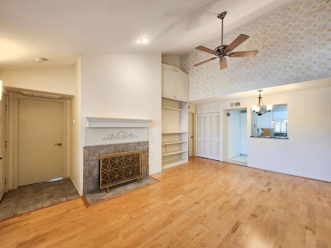 Building Photo - Beautiful 2 bedroom / 1 bath on second floor with gorgeous Houston skyline views. Stainless steel...