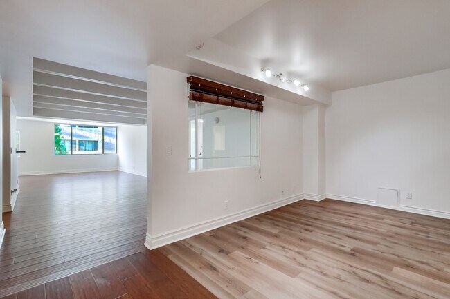 Building Photo - 435 N Oakhurst Dr