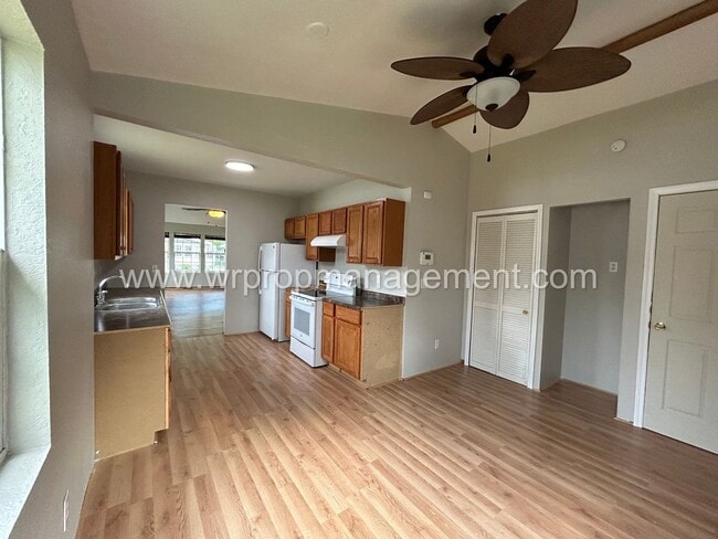 Building Photo - 2 Bed 1 Bath Home