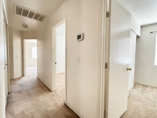 Building Photo - 2048 Rose Coral Ave