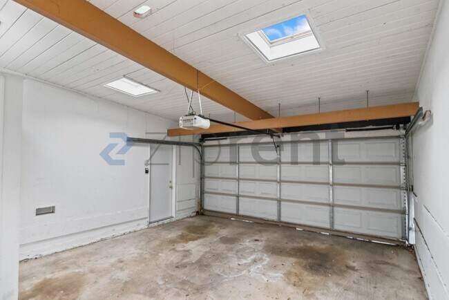Building Photo - Unit A