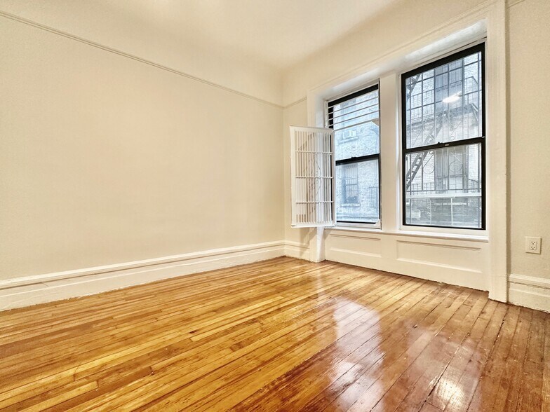 Building Photo - 209 W 108th St