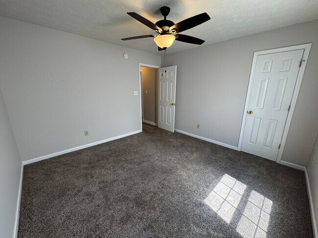Building Photo - 684 Hummingbird Ln