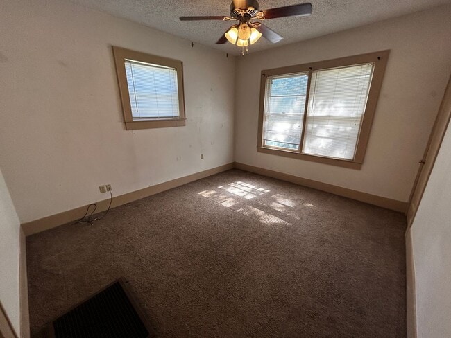 Building Photo - 826 E N 15th St