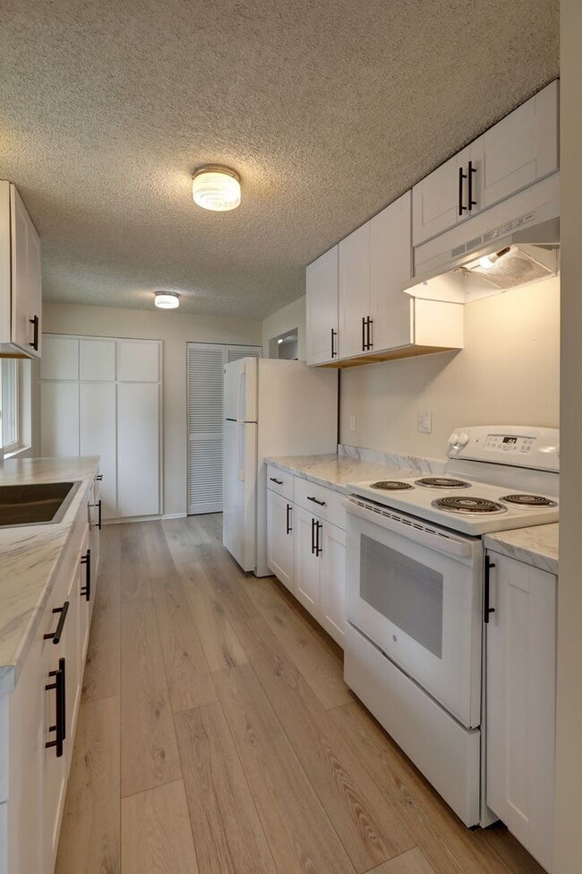 Building Photo - Beautiful, Remodeled Burien Rambler Available Now! 3 Bedrooms Plus Den!