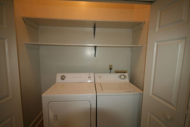 Building Photo - Spacious 3 Bedroom 2 Bath Trinity Park Hou...
