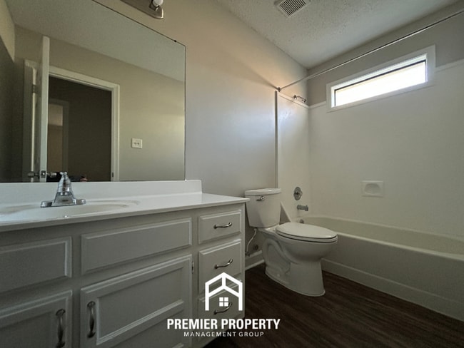 Building Photo - Spacious 3BR Memphis Home with Vaulted Ceilings, Fireplace, Deck & 2-Car Garage