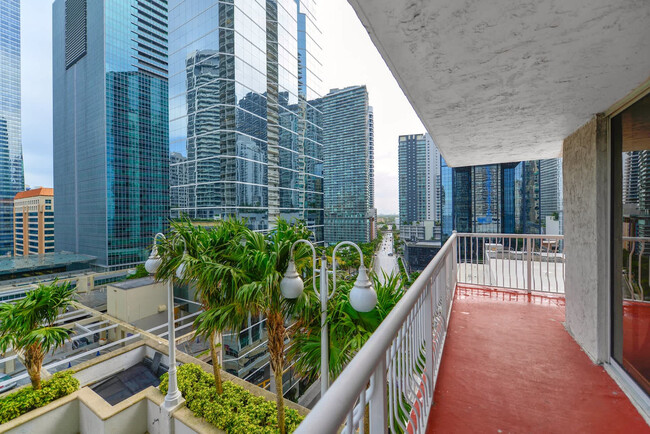 Building Photo - 1200 Brickell Bay Dr